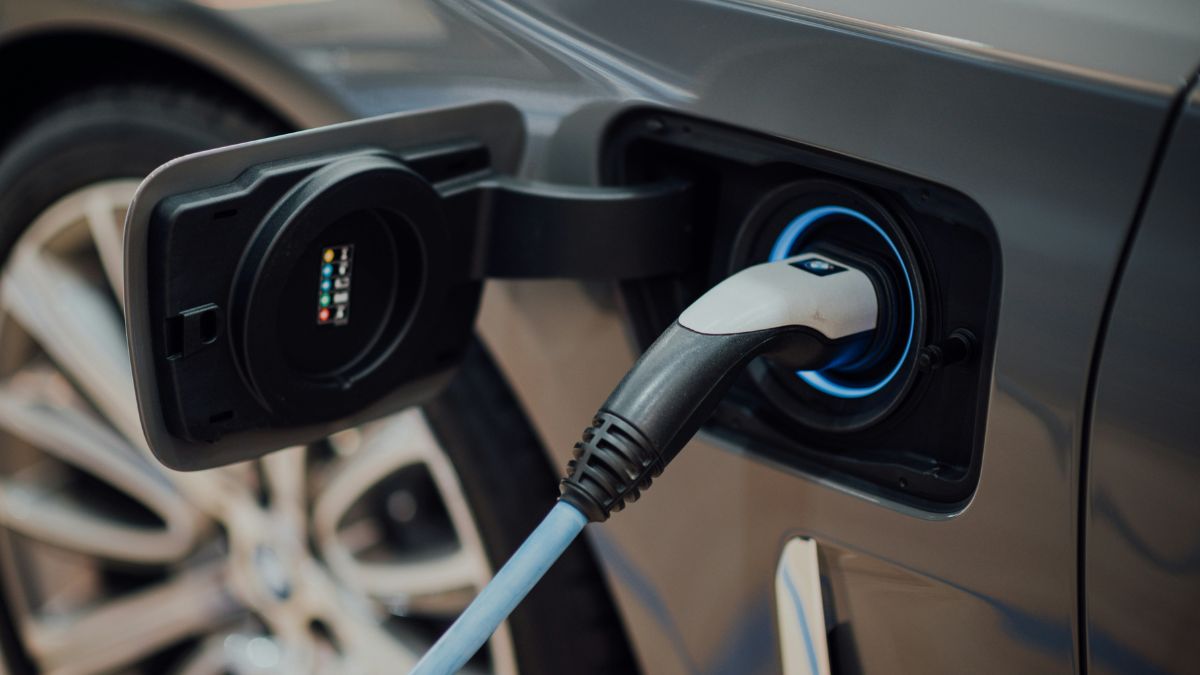 Carros elétricos usados têm sido vendidos mais rapidamente que modelos flex, diesel ou a gasolina, impulsionados pela menor oferta e pelo interesse de motoristas. Unsplash/CHUTTERSNAP