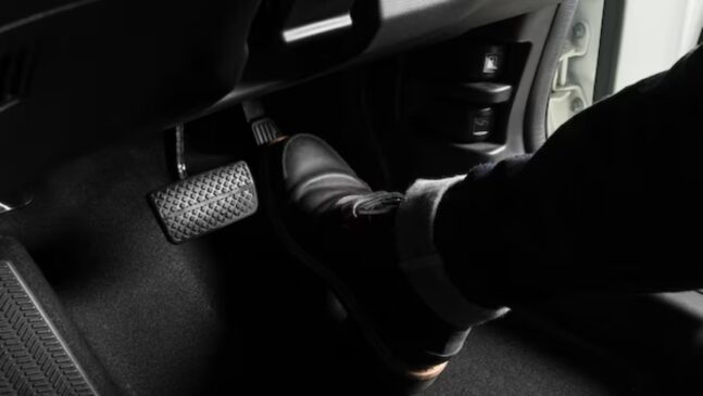 Função permite que o carro reduza a velocidade automaticamente quando o motorista simplesmente tira o pé do acelerador
