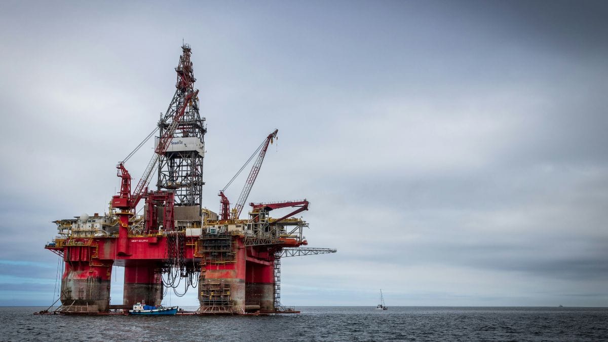 O Oriente Médio concentra uma grande parcela da produção mundial de petróleo; portanto, a guerra entre Israel e Irã gera temor de interrupção na oferta global. Unsplash/Grant Durr