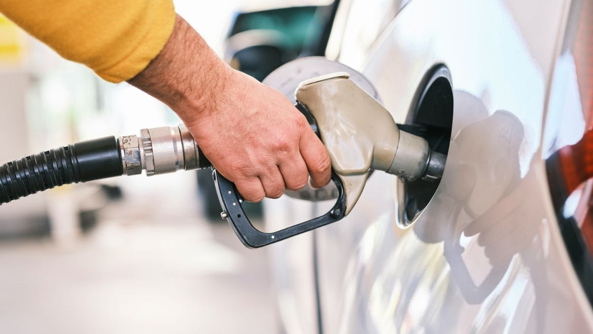 A alta do petróleo no mercado global costuma refletir nos preços de combustíveis; no Brasil, gasolina e diesel podem sofrer reajustes em cenários de crise. Unsplash/engin akyurt