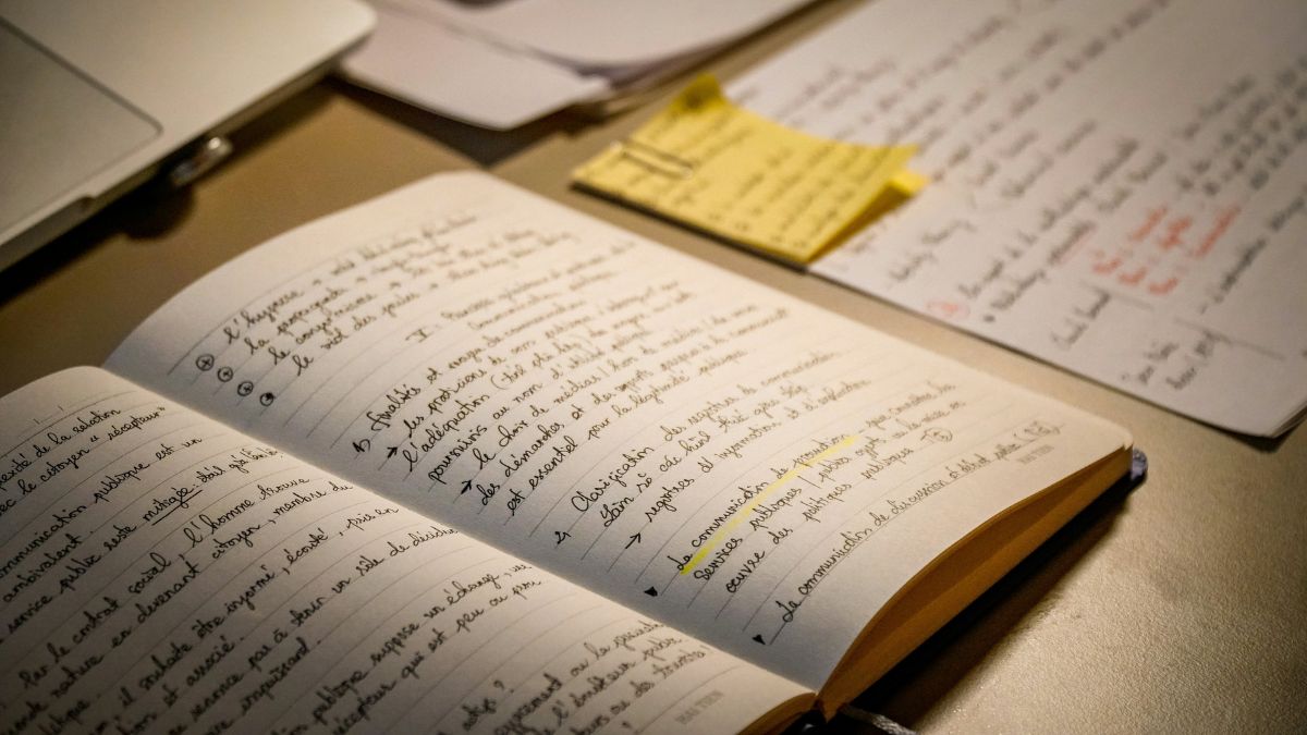 Fotografar o conteúdo da lousa pode gerar a sensação de aprendizado sem que as informações tenham sido realmente processadas pelo cérebro. Unsplash/Yen Vu