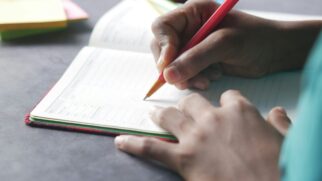 A escrita manual pode favorecer o aprendizado ao estimular o processamento das informações e a formação da memória, segundo especialista