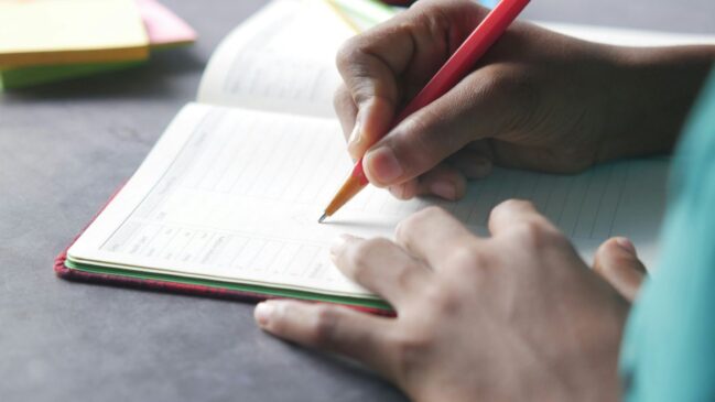 A escrita manual pode favorecer o aprendizado ao estimular o processamento das informações e a formação da memória, segundo especialista