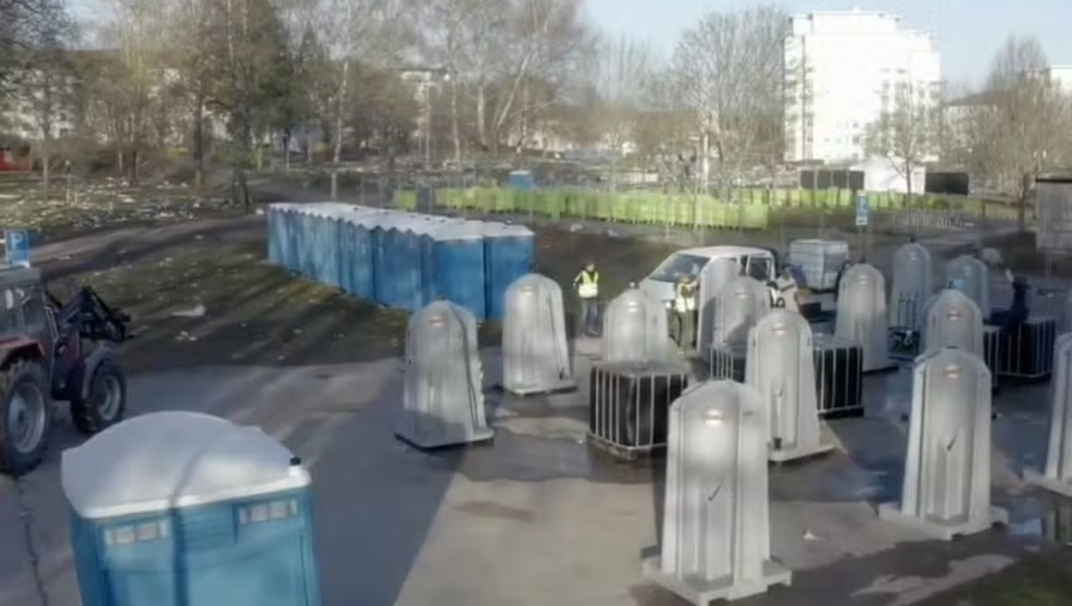 Durante o evento, banheiros químicos foram adaptados com um sistema especial que permitia separar a urina dos demais resíduos