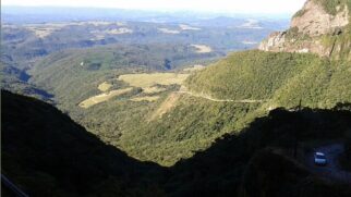 O corte na rocha da Serra do Corvo Branco, em Urubici, expõe paredões de arenito com cerca de 90 metros de altura; a formação geológica remonta a aproximadamente 160 milhões de anos