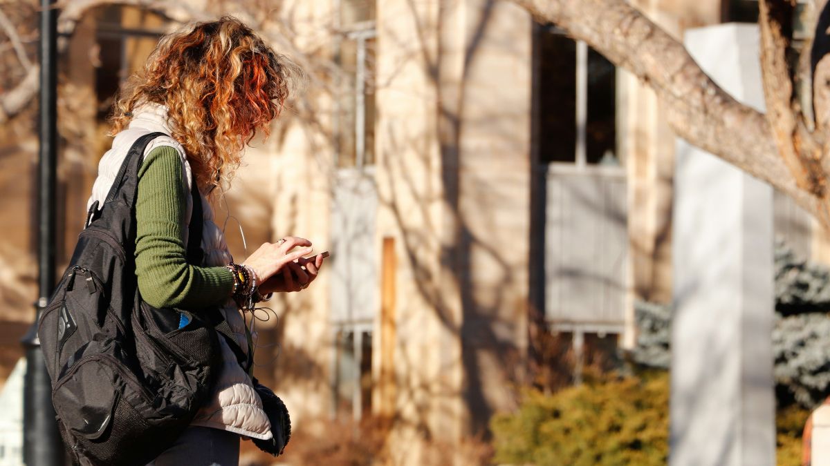 Uso excessivo de redes sociais entre jovens