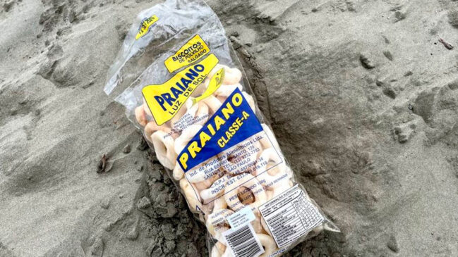 O cheiro inconfundível que sai dos pacotes recém-preparados anuncia um clássico que atravessa gerações: o biscoito Praiano.