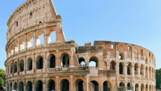 A fachada do Coliseu, em Roma, revela a assimetria que intriga visitantes: parte da estrutura externa desapareceu após um grande terremoto em 1349