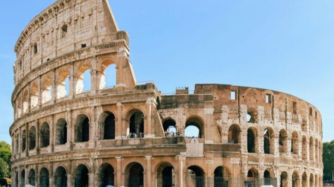 A fachada do Coliseu, em Roma, revela a assimetria que intriga visitantes: parte da estrutura externa desapareceu após um grande terremoto em 1349