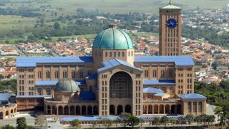 Em Aparecida (SP), o Santuário Nacional de Nossa Senhora Aparecida se destaca como um dos principais destinos de peregrinação do país, especialmente no período da Semana Santa
