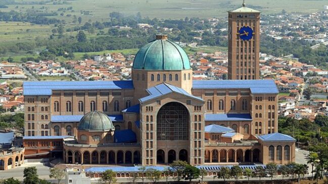 Em Aparecida (SP), o Santuário Nacional de Nossa Senhora Aparecida se destaca como um dos principais destinos de peregrinação do país, especialmente no período da Semana Santa