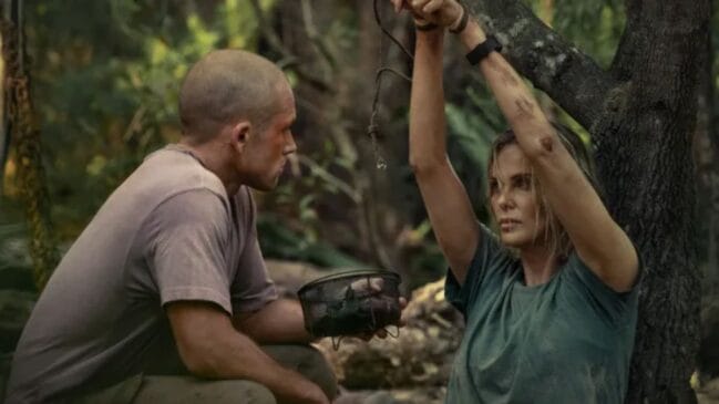 Charlize Theron e Taron Egerton em cena de 'O Jogo do Predador'