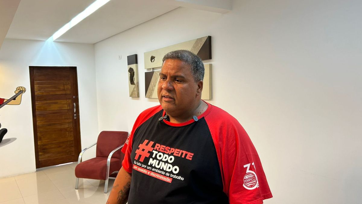 A limpeza urbana na nossa região começou a ser retomada, mas ainda de forma parcial. O sindicato (SIEMACO) orientou que 70% dos trabalhadores voltem às ruas enquanto aguardam uma perícia nos pagamentos. Na imagem: o presidente do sindicato, André Domingues/ Júlia Macedo