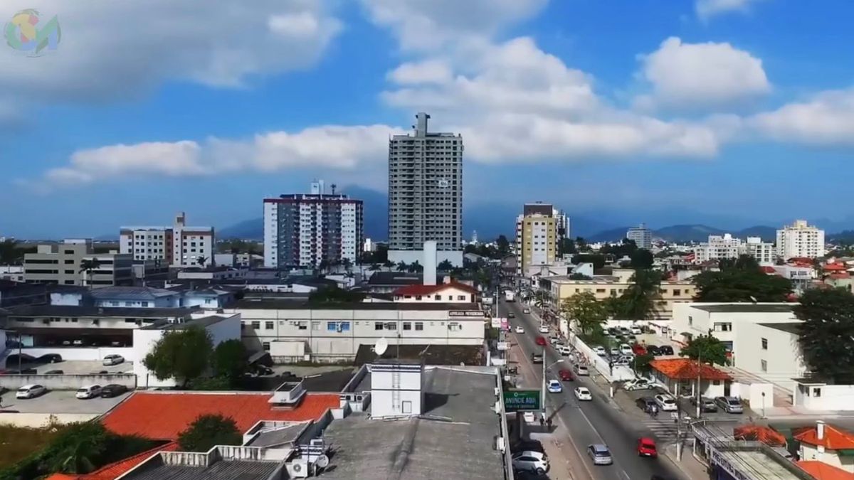A cidade oferece custo de vida cerca de 25% menor que Florianópolis, acesso fácil pela BR-101 e infraestrutura completa
