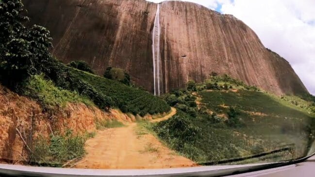A Cachoeira do Denzol chama atenção pela imponência
