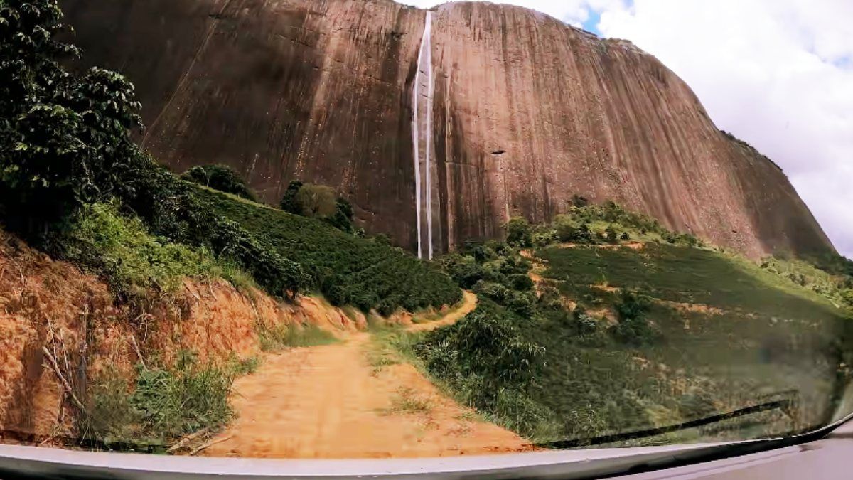A Cachoeira do Denzol chama atenção pela imponência