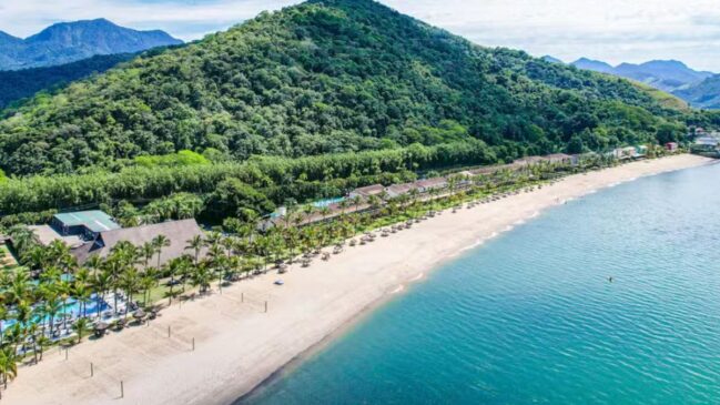 Vista aérea de Mangaratiba, na Costa Verde Fluminense. A região é conhecida por suas águas cristalinas e condomínios de luxo onde celebridades como Neymar Jr. possuem propriedades de alto padrão. Reprodução/Portobello