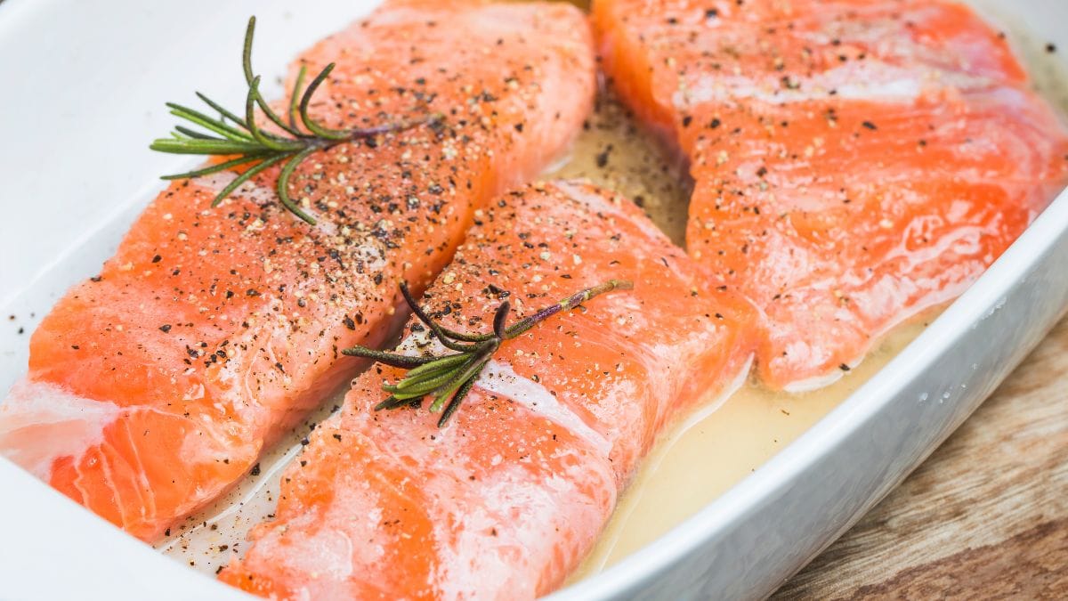Com 20g a 23g de proteína por 100g, o salmão não é o mais proteico da lista, mas compensa com a combinação imbatível de gorduras boas, vitamina D e selênio. Versátil, vai bem grelhado, assado ou até cru no sashimi/Freepik