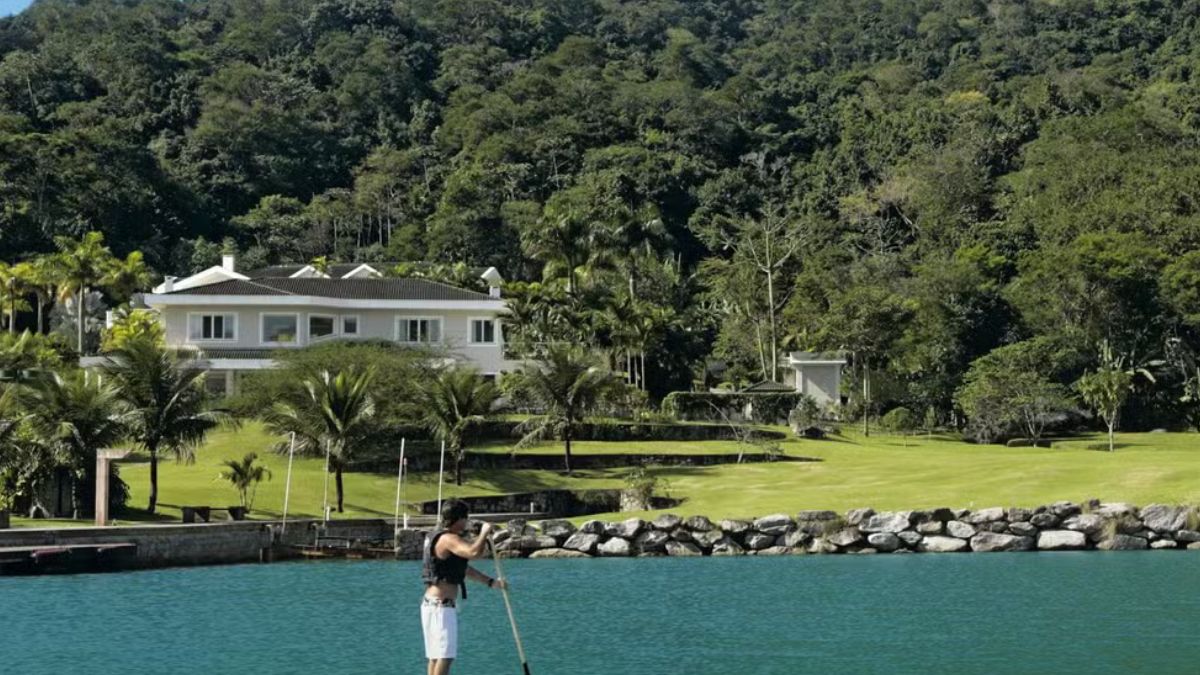 A defesa de Neymar Jr. sustentou com sucesso que a reforma em área residencial privada não exigia licenciamento ambiental prévio. Reprodução/Portobello