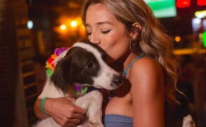 O cachorro a seguiu na rua mancando e ferido, o que levou Samira a levá-lo imediatamente ao veterinário