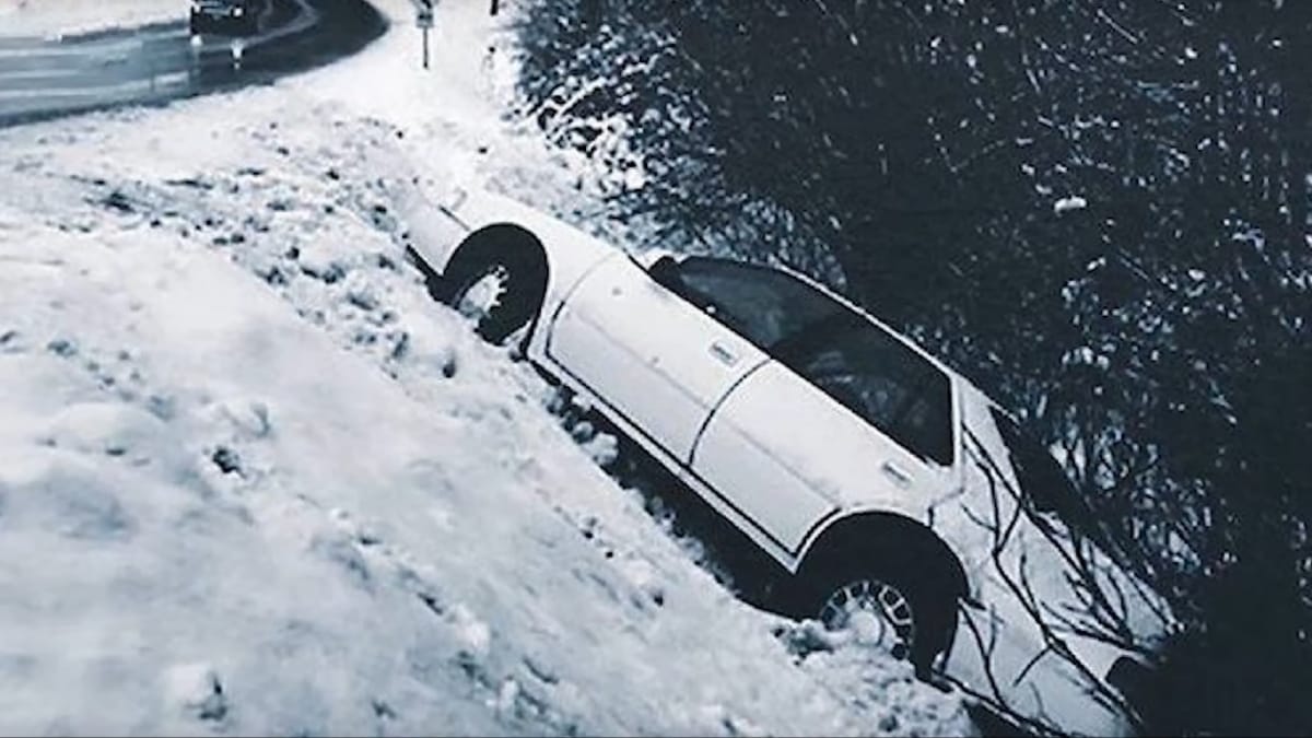 O frio intenso passou a afetar o funcionamento do veículo, que apresentou falhas até sair da pista / Reprodução/Youtube