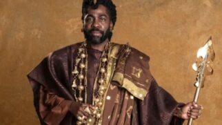 O personagem de Lázaro Ramos posa para o folhetim da TV Globo