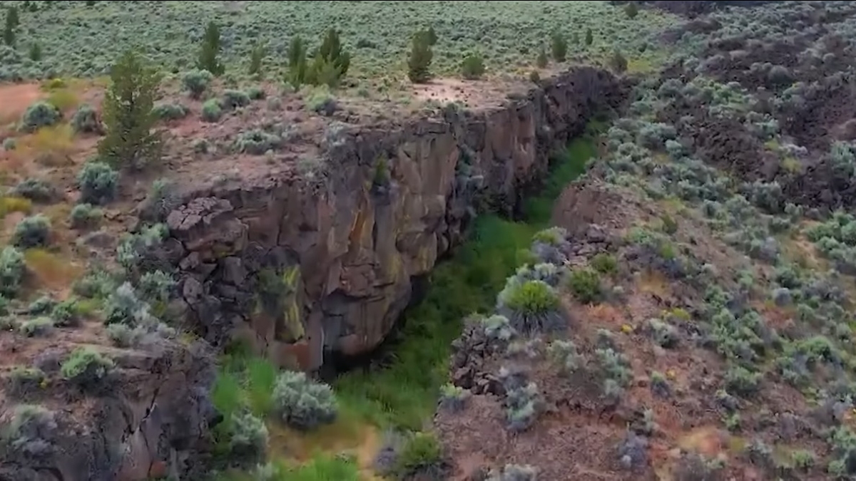 A Crack in the Ground, no estado do Oregon (EUA), é uma antiga fissura vulcânica com mais de três quilômetros de extensão / Reprodução/Youtube