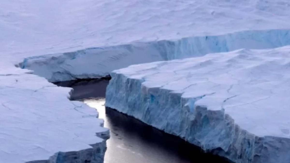 Pesquisadores do British Antarctic Survey divulgaram imagens de uma rachadura na plataforma de gelo Larsen C, na Antártida / Reprodução/Youtube