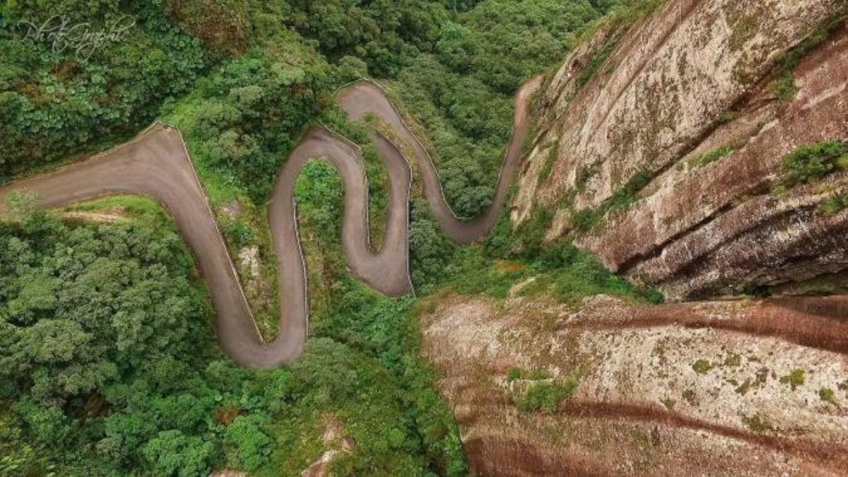 A pavimentação já começou em cerca de seis quilômetros da rodovia, enquanto outros dois quilômetros devem receber pavimento em concreto, solução utilizada nos pontos mais íngremes e críticos da serra. Divulgação