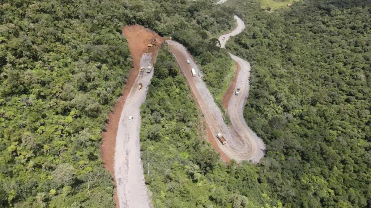 Aproximadamente um quilômetro já recebeu pavimentação, enquanto os trabalhos seguem em andamento nos demais trechos. Divulgação