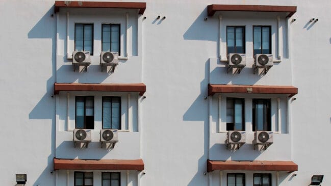 Com as temperaturas cada vez mais altas ao longo do ano, o ar-condicionado passou a ser quase indispensável em muitos apartamentos