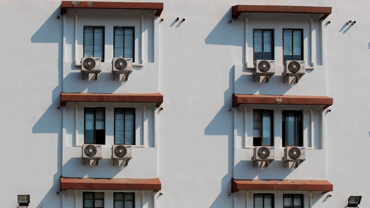 Com as temperaturas cada vez mais altas ao longo do ano, o ar-condicionado passou a ser quase indispensável em muitos apartamentos