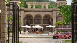 A apresentadora Ana Maria Braga visitou a cidade cenográfica da novela 'Avenida Brasil'