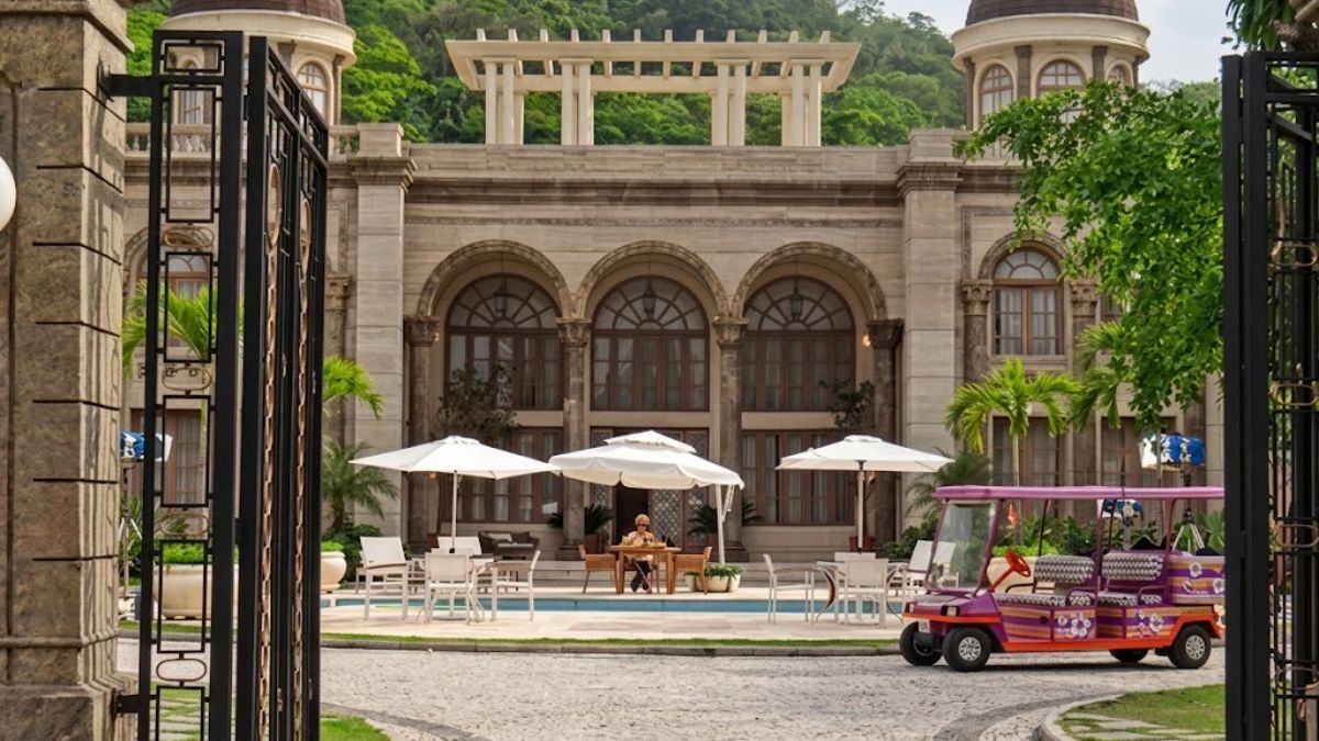 A apresentadora Ana Maria Braga visitou a cidade cenográfica da novela 'Avenida Brasil'