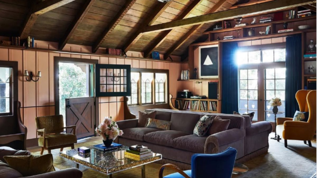 Anne Hathaway vive com seu marido, Adam Shulman, e seus dois filhos em um chalé com estilo suiço