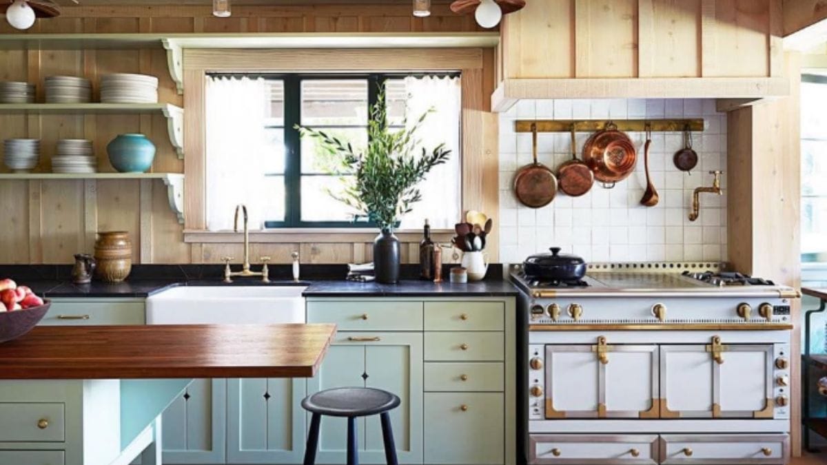 Como o espaço foi pensado como um pavilhão de caça, seus móveis e decorações levam toques mais suaves em tons pastéis e terrosos