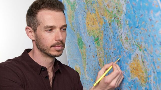 O cartunista Anton Thomas propõe uma nova forma de enxergar o planeta por meio de um mapa-múndi