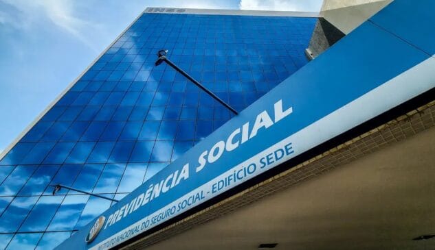 O processo é feito digitalmente e o dinheiro cai na mesma conta do benefício em até três dias úteis após a confirmação