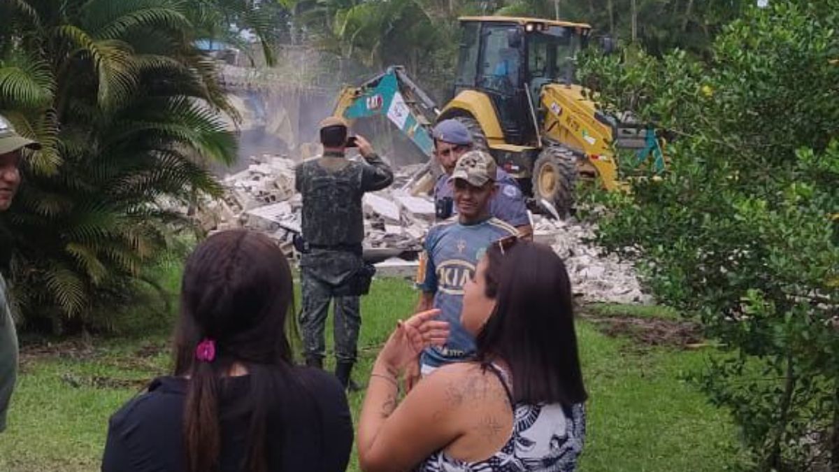 O Governo do Estado de São Paulo derrubou casas na Vila Barra do Una, em Peruíbe