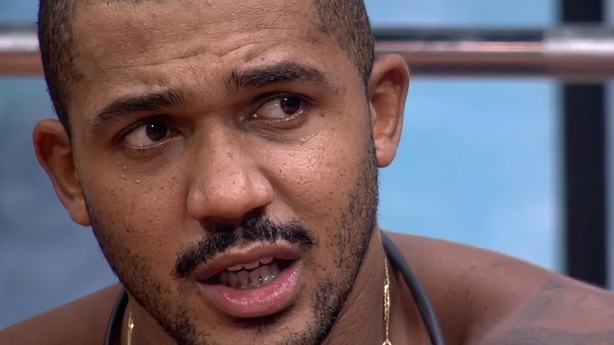 Matheus Moreira é alvo de uma denúncia por transfobia relacionada a falas exibidas no BBB 26
