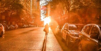 Homem anda de bicicleta em mais um fim de tarde quente e seco
