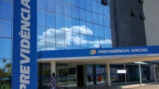 O benefício é destinado a idosos com 65 anos ou mais e pessoas com deficiência de longo prazo