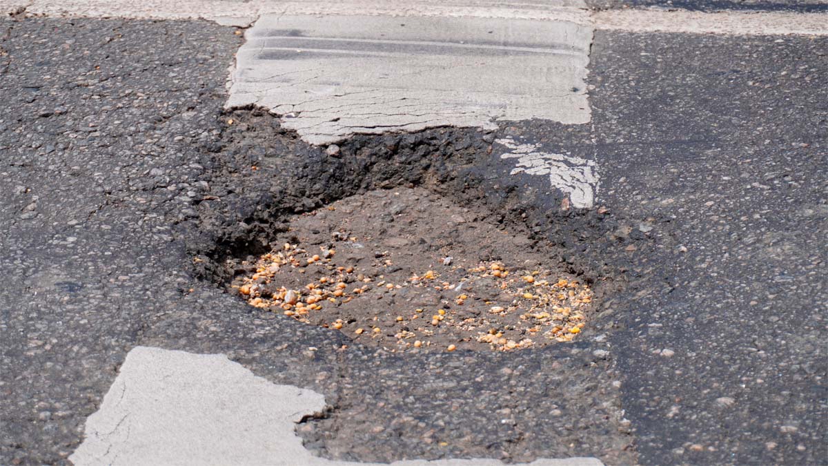 Via estratégica do Porto de Santos acumula desgaste com tráfego pesado, enquanto nova etapa de repavimentação é retomada após rescisão de contrato