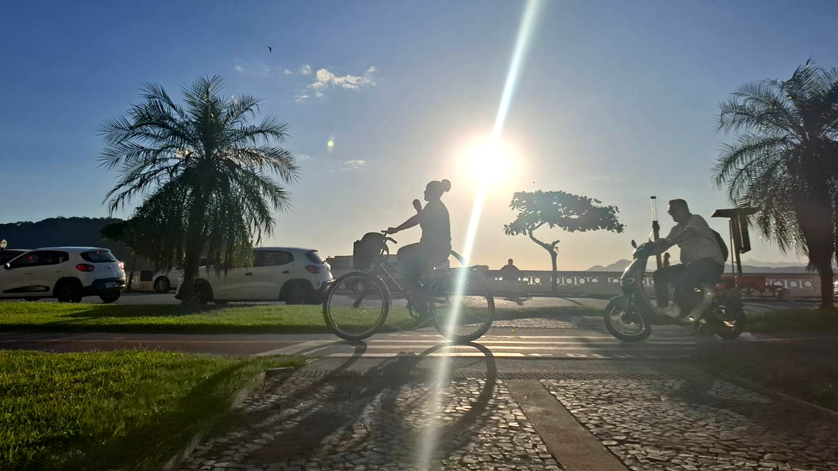 Orla da praia de Santos em um dia de sol e muito calor