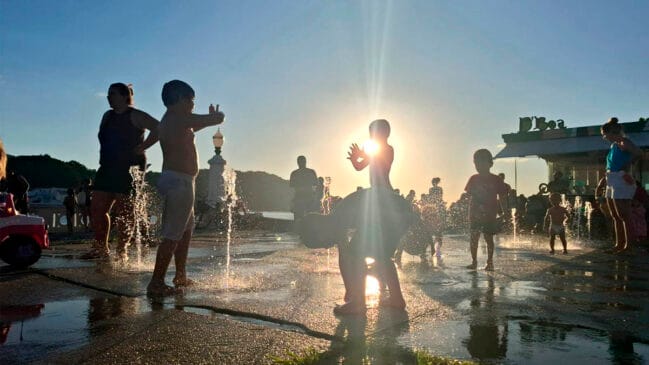 Dia de forte calor em Santos, no bairro da Ponta da Praia