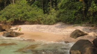 . O local, por muitos, é considerado um paraíso e para acessá-lo é preciso fazer uma trilha de cerca de 20 minutos