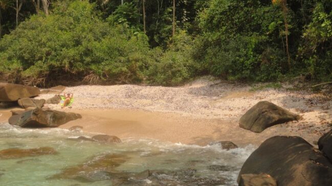 . O local, por muitos, é considerado um paraíso e para acessá-lo é preciso fazer uma trilha de cerca de 20 minutos