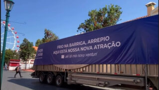 Carreta trazendo o novo brinquedo do Hopi Hari manobra para entrar no parque