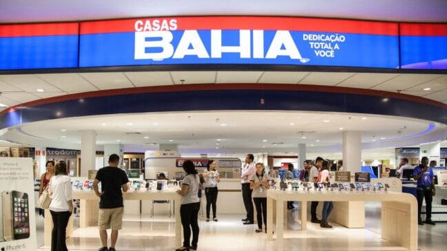 A Casas Bahia enfrenta atrasos no repasse de valores a lojistas e dificuldades logísticas