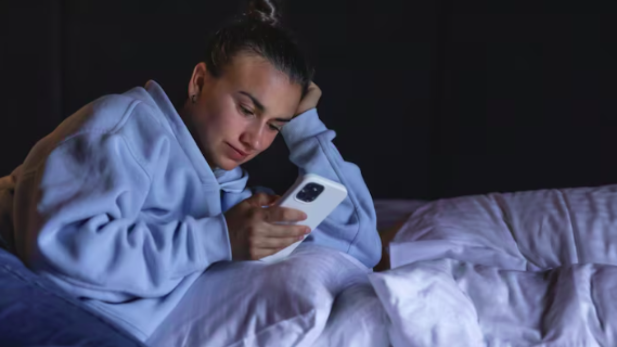 Rolagem infinita em redes sociais, vídeos curtos e notificações constantes mantêm o cérebro em estado de alerta, dificultando o relaxamento necessário para adormecer. Freepik/pvproductions
